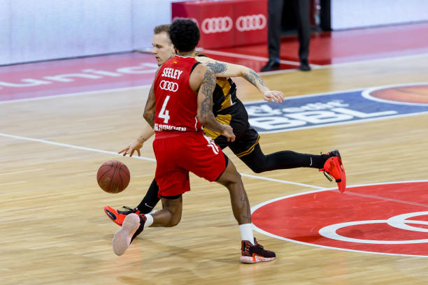 具备深邃的 具备深邃的